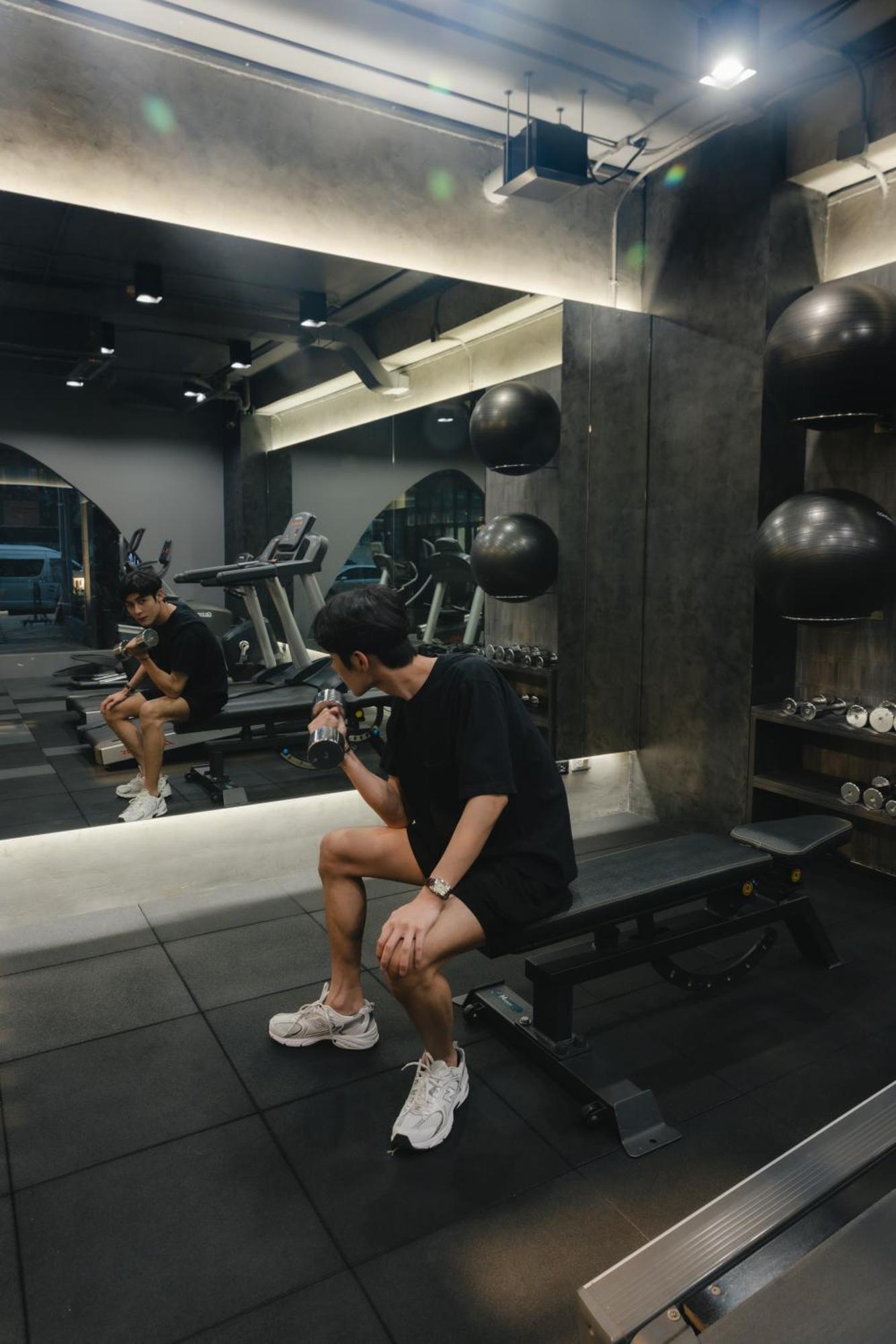 Art Mai Gallery Nimman Hotel Chiang Mai Exterior photo A man in a gym